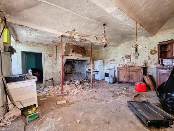 Corps de ferme en pierres à rénover