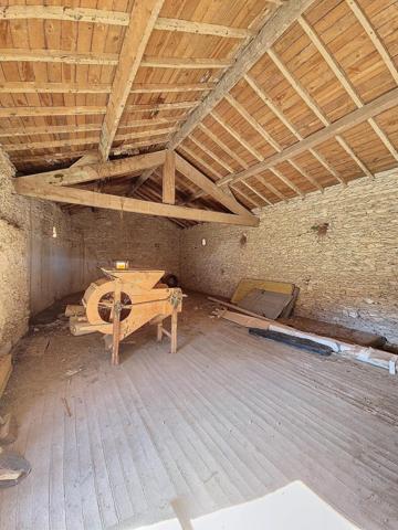 Corps de ferme en pierres à rénover