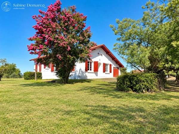 En EXCLUSIVITE à  BRISCOUS - Maison de plain-pied à rénover, vue dégagée sur les montagnes
