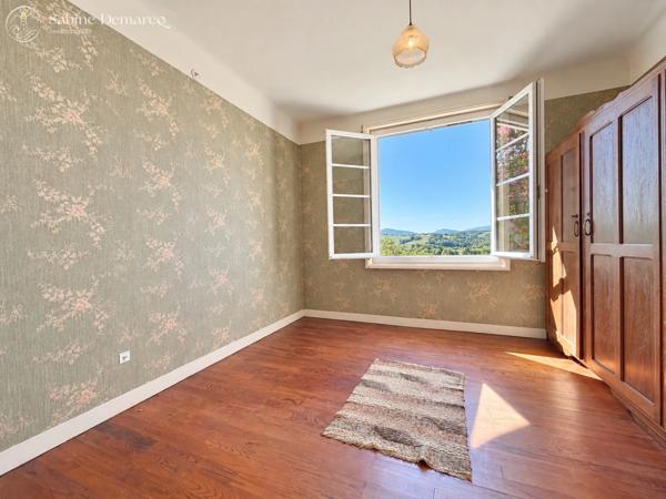 En EXCLUSIVITE à  BRISCOUS - Maison de plain-pied à rénover, vue dégagée sur les montagnes