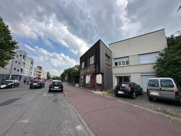 Local/bureau à louer SAINT PRIEST (69), petit bâtiment de 258m2 sur 2 niveaux, sur son terrain avec 2 places de parkings et vitrine sur rue