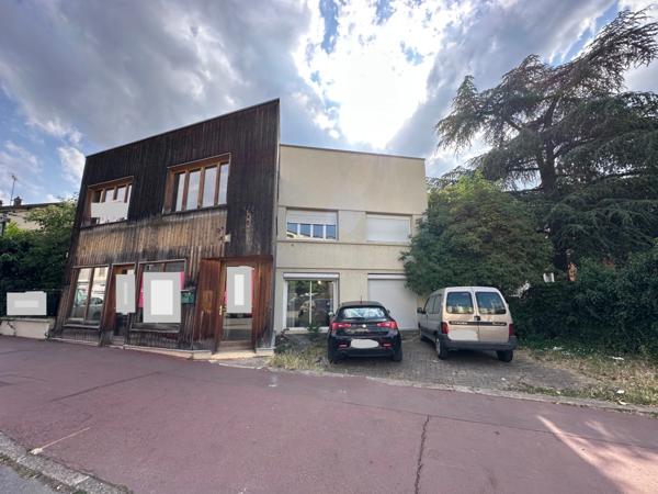 Local/bureau à louer SAINT PRIEST (69), petit bâtiment de 258m2 sur 2 niveaux, sur son terrain avec 2 places de parkings et vitrine sur rue