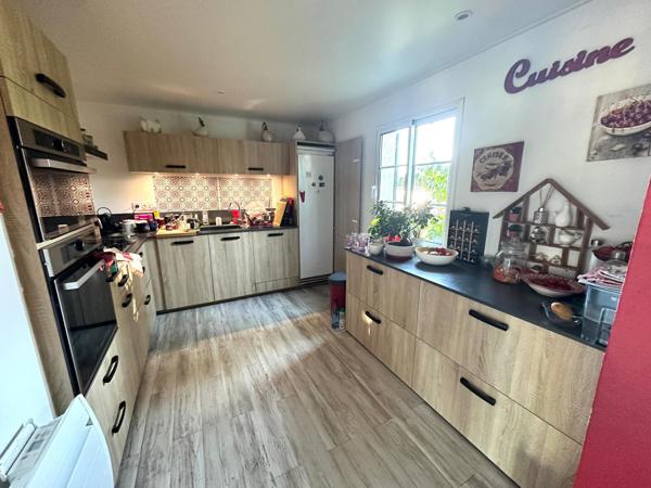 Maison de famille entourée de son immense jardin