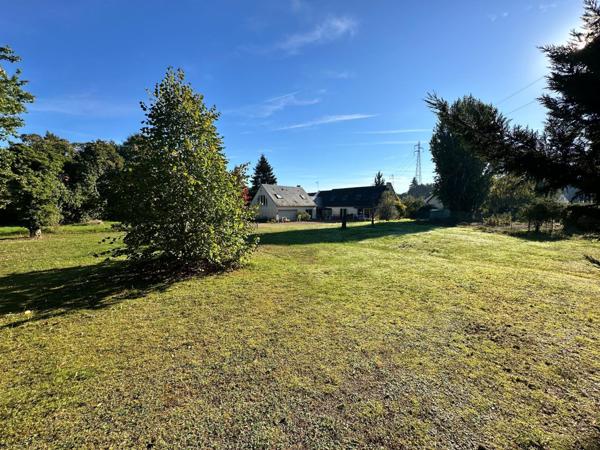 Maison de famille entourée de son immense jardin