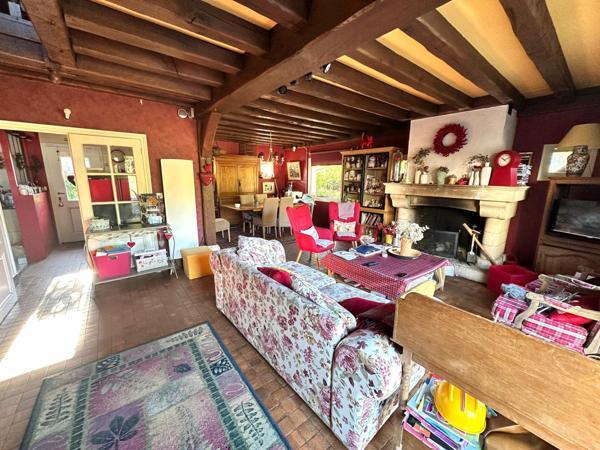 Maison de famille entourée de son immense jardin