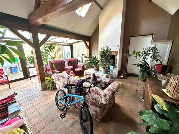 Maison de famille entourée de son immense jardin