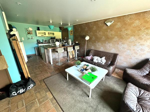 Maison de famille entourée de son immense jardin