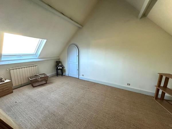 Maison de famille entourée de son immense jardin