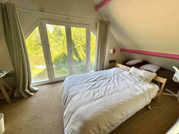 Maison de famille entourée de son immense jardin