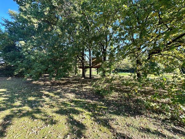 Maison de famille entourée de son immense jardin