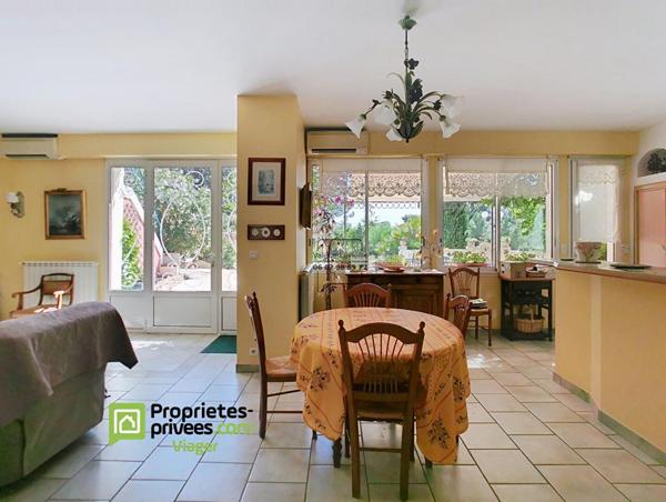 BANDOL (83150) - NUE PROPRIÉTÉ - ENSEMBLE IMMOBILIER AVEC TERRAIN ET PISCINE