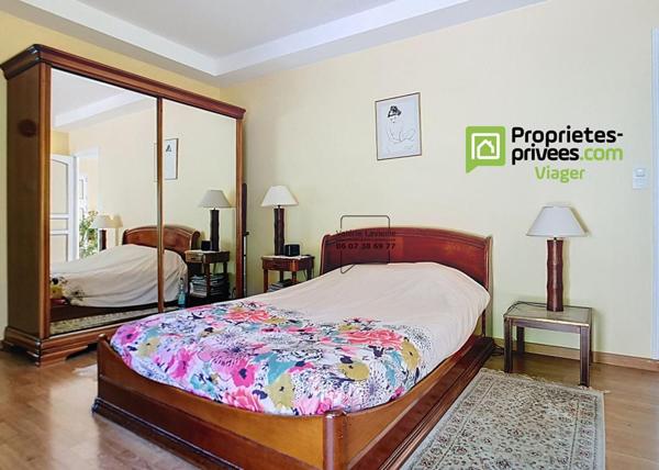 BANDOL (83150) - NUE PROPRIÉTÉ - ENSEMBLE IMMOBILIER AVEC TERRAIN ET PISCINE