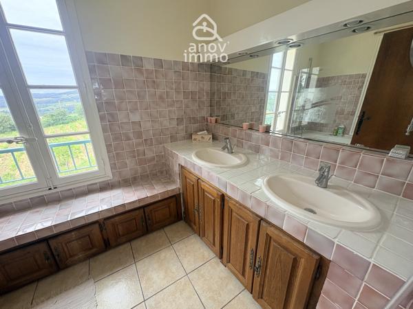 Villa
                                                                                                                                                                                                                                                                                                                        7 pièce(s)                                                                                                                                                                                                          4 chambre(s)                                                                                                                                                                                                          170  m²