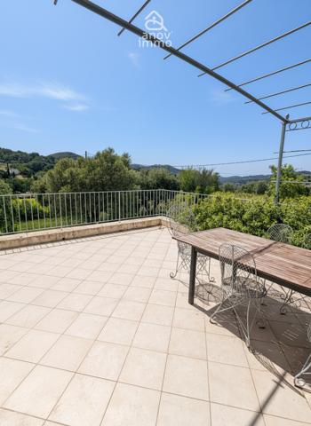 Villa
                                                                                                                                                                                                                                                                                                                        7 pièce(s)                                                                                                                                                                                                          4 chambre(s)                                                                                                                                                                                                          170  m²