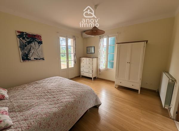 Villa
                                                                                                                                                                                                                                                                                                                        7 pièce(s)                                                                                                                                                                                                          4 chambre(s)                                                                                                                                                                                                          170  m²