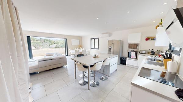 Proche CARCASSONNE, Maison de plain pied avec sous sol et piscine