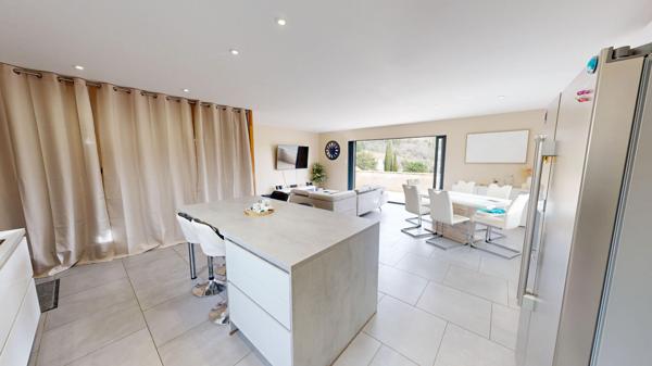 Proche CARCASSONNE, Maison de plain pied avec sous sol et piscine