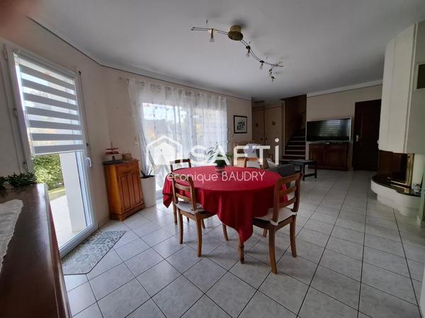Maison 122 m² env- 3 chambres, bureau, garage double, sous sol.