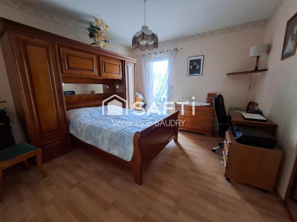 Maison 122 m² env- 3 chambres, bureau, garage double, sous sol.