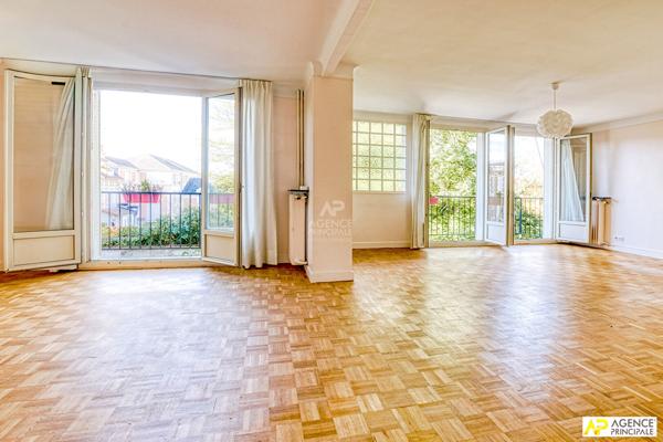 Versailles Rive-Droite Appartement 5 pièces 95 m² situé au 2ème étage avec ascenseur, 2 caves et parking en option €770 000 ** - Référence 25921