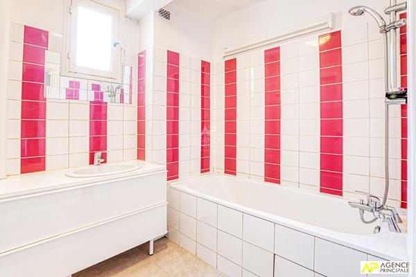 Versailles Rive-Droite Appartement 5 pièces 95 m² situé au 2ème étage avec ascenseur, 2 caves et parking en option €770 000 ** - Référence 25921