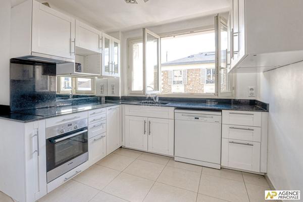 Versailles Rive-Droite Appartement 5 pièces 95 m² situé au 2ème étage avec ascenseur, 2 caves et parking en option €770 000 ** - Référence 25921