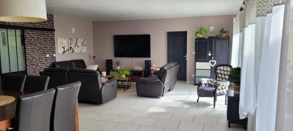 Très belle villa familiale de 245 m² avec piscine au sel et chauffée