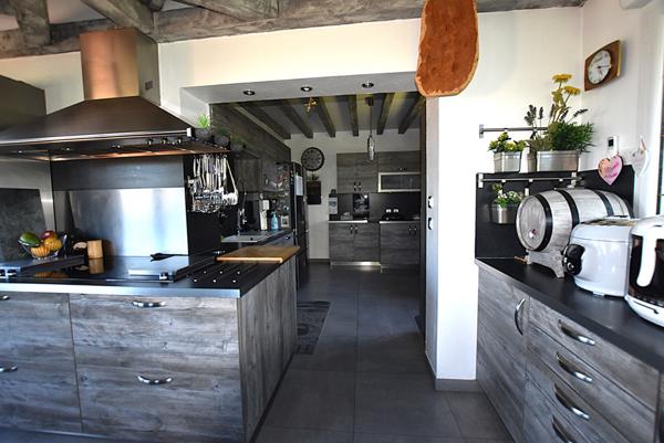 On dirait le Sud....Spacieuse Maison de 8 pièces principales à vendre au coeur de Varennes-Jarcy - Réf 8974