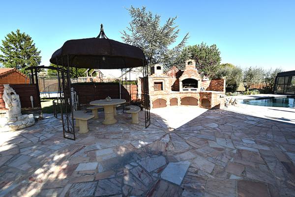 On dirait le Sud....Spacieuse Maison de 8 pièces principales à vendre au coeur de Varennes-Jarcy - Réf 8974