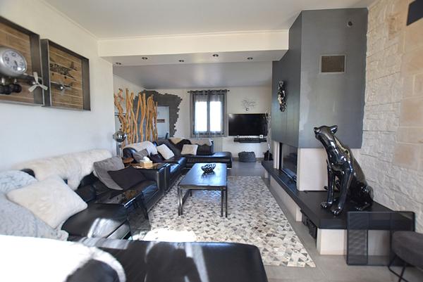 On dirait le Sud....Spacieuse Maison de 8 pièces principales à vendre au coeur de Varennes-Jarcy - Réf 8974