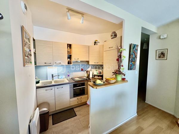 🏠 LE MANS – QUARTIER GENESLAY | APPARTEMENT T2 DE 49 M² – RÉSIDENCE RÉCENTE

📍 Idéalement situé dans le quartier Geneslay au Mans, ce bel appartement de type T2 d'une superficie de 49 m² vous séduira par ses prestations soignées et son emplacement stratégique.

🛗 Un cadre de vie pratique et agréable
Au sein d'une résidence récente entretenue avec soin, cet appartement se situe au 3ème et dernier étage et bénéficie d'un ascenseur facilitant l'accès à toutes les étapes du quotidien. Sa localisation est un véritable atout : à deux pas des commerces de proximité 🛒 et directement desservi par la Chronoligne, il offre une excellente accessibilité sans dépendre systématiquement de la voiture.

✨ Des espaces fonctionnels, prêts à vivre
Ce T2 se distingue par son excellent état général : aucun travaux à prévoir ✅, vous pourrez emménager en toute sérénité. Le salon-séjour, lumineux 🌞, offre un cadre de vie chaleureux et agréable au quotidien. La chambre dispose d'un grand placard intégré 🚪, offrant un rangement optimal et préservant l'espace de vie.

☀️ Un extérieur agréable
Profitez d'un balcon sans vis-à-vis, parfait pour prendre l'air en toute tranquillité et savourer vos moments de détente en toute intimité.

🔑 Des annexes précieuses
Le bien est complété par une cave 📦, idéale pour vos rangements supplémentaires, ainsi qu'une place de parking 🚗, un atout non négligeable en centre urbain.

🎯 Idéal pour :
✔️ Un investissement locatif dans un secteur dynamique et recherché
✔️ Une résidence principale pour un jeune actif ou un couple
✔️ Idéal primo-accédant, pour se lancer dans un projet immobilier en toute confiance

📞 Ne manquez pas cette opportunité dans un quartier en plein essor. Contactez-nous dès aujourd'hui pour organiser une visite !