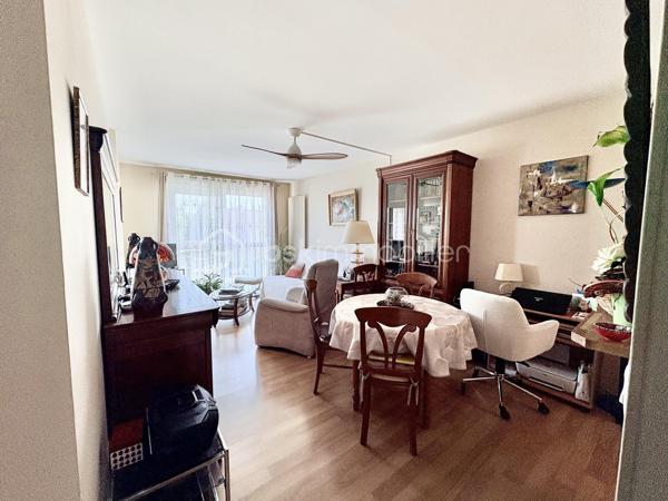 🏠 LE MANS – QUARTIER GENESLAY | APPARTEMENT T2 DE 49 M² – RÉSIDENCE RÉCENTE

📍 Idéalement situé dans le quartier Geneslay au Mans, ce bel appartement de type T2 d'une superficie de 49 m² vous séduira par ses prestations soignées et son emplacement stratégique.

🛗 Un cadre de vie pratique et agréable
Au sein d'une résidence récente entretenue avec soin, cet appartement se situe au 3ème et dernier étage et bénéficie d'un ascenseur facilitant l'accès à toutes les étapes du quotidien. Sa localisation est un véritable atout : à deux pas des commerces de proximité 🛒 et directement desservi par la Chronoligne, il offre une excellente accessibilité sans dépendre systématiquement de la voiture.

✨ Des espaces fonctionnels, prêts à vivre
Ce T2 se distingue par son excellent état général : aucun travaux à prévoir ✅, vous pourrez emménager en toute sérénité. Le salon-séjour, lumineux 🌞, offre un cadre de vie chaleureux et agréable au quotidien. La chambre dispose d'un grand placard intégré 🚪, offrant un rangement optimal et préservant l'espace de vie.

☀️ Un extérieur agréable
Profitez d'un balcon sans vis-à-vis, parfait pour prendre l'air en toute tranquillité et savourer vos moments de détente en toute intimité.

🔑 Des annexes précieuses
Le bien est complété par une cave 📦, idéale pour vos rangements supplémentaires, ainsi qu'une place de parking 🚗, un atout non négligeable en centre urbain.

🎯 Idéal pour :
✔️ Un investissement locatif dans un secteur dynamique et recherché
✔️ Une résidence principale pour un jeune actif ou un couple
✔️ Idéal primo-accédant, pour se lancer dans un projet immobilier en toute confiance

📞 Ne manquez pas cette opportunité dans un quartier en plein essor. Contactez-nous dès aujourd'hui pour organiser une visite !