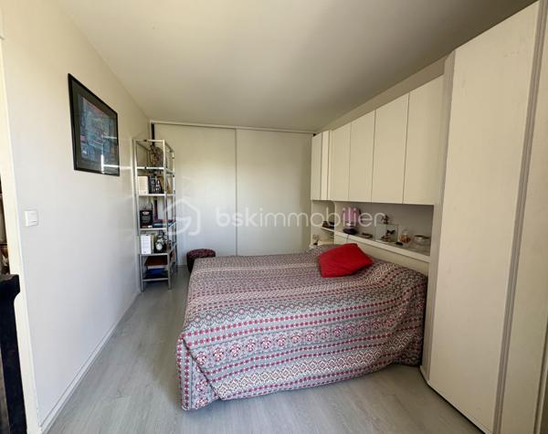 🏠 LE MANS – QUARTIER GENESLAY | APPARTEMENT T2 DE 49 M² – RÉSIDENCE RÉCENTE

📍 Idéalement situé dans le quartier Geneslay au Mans, ce bel appartement de type T2 d'une superficie de 49 m² vous séduira par ses prestations soignées et son emplacement stratégique.

🛗 Un cadre de vie pratique et agréable
Au sein d'une résidence récente entretenue avec soin, cet appartement se situe au 3ème et dernier étage et bénéficie d'un ascenseur facilitant l'accès à toutes les étapes du quotidien. Sa localisation est un véritable atout : à deux pas des commerces de proximité 🛒 et directement desservi par la Chronoligne, il offre une excellente accessibilité sans dépendre systématiquement de la voiture.

✨ Des espaces fonctionnels, prêts à vivre
Ce T2 se distingue par son excellent état général : aucun travaux à prévoir ✅, vous pourrez emménager en toute sérénité. Le salon-séjour, lumineux 🌞, offre un cadre de vie chaleureux et agréable au quotidien. La chambre dispose d'un grand placard intégré 🚪, offrant un rangement optimal et préservant l'espace de vie.

☀️ Un extérieur agréable
Profitez d'un balcon sans vis-à-vis, parfait pour prendre l'air en toute tranquillité et savourer vos moments de détente en toute intimité.

🔑 Des annexes précieuses
Le bien est complété par une cave 📦, idéale pour vos rangements supplémentaires, ainsi qu'une place de parking 🚗, un atout non négligeable en centre urbain.

🎯 Idéal pour :
✔️ Un investissement locatif dans un secteur dynamique et recherché
✔️ Une résidence principale pour un jeune actif ou un couple
✔️ Idéal primo-accédant, pour se lancer dans un projet immobilier en toute confiance

📞 Ne manquez pas cette opportunité dans un quartier en plein essor. Contactez-nous dès aujourd'hui pour organiser une visite !
