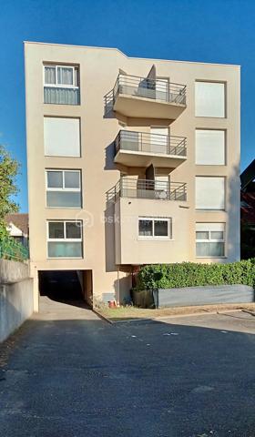 🏠 LE MANS – QUARTIER GENESLAY | APPARTEMENT T2 DE 49 M² – RÉSIDENCE RÉCENTE

📍 Idéalement situé dans le quartier Geneslay au Mans, ce bel appartement de type T2 d'une superficie de 49 m² vous séduira par ses prestations soignées et son emplacement stratégique.

🛗 Un cadre de vie pratique et agréable
Au sein d'une résidence récente entretenue avec soin, cet appartement se situe au 3ème et dernier étage et bénéficie d'un ascenseur facilitant l'accès à toutes les étapes du quotidien. Sa localisation est un véritable atout : à deux pas des commerces de proximité 🛒 et directement desservi par la Chronoligne, il offre une excellente accessibilité sans dépendre systématiquement de la voiture.

✨ Des espaces fonctionnels, prêts à vivre
Ce T2 se distingue par son excellent état général : aucun travaux à prévoir ✅, vous pourrez emménager en toute sérénité. Le salon-séjour, lumineux 🌞, offre un cadre de vie chaleureux et agréable au quotidien. La chambre dispose d'un grand placard intégré 🚪, offrant un rangement optimal et préservant l'espace de vie.

☀️ Un extérieur agréable
Profitez d'un balcon sans vis-à-vis, parfait pour prendre l'air en toute tranquillité et savourer vos moments de détente en toute intimité.

🔑 Des annexes précieuses
Le bien est complété par une cave 📦, idéale pour vos rangements supplémentaires, ainsi qu'une place de parking 🚗, un atout non négligeable en centre urbain.

🎯 Idéal pour :
✔️ Un investissement locatif dans un secteur dynamique et recherché
✔️ Une résidence principale pour un jeune actif ou un couple
✔️ Idéal primo-accédant, pour se lancer dans un projet immobilier en toute confiance

📞 Ne manquez pas cette opportunité dans un quartier en plein essor. Contactez-nous dès aujourd'hui pour organiser une visite !