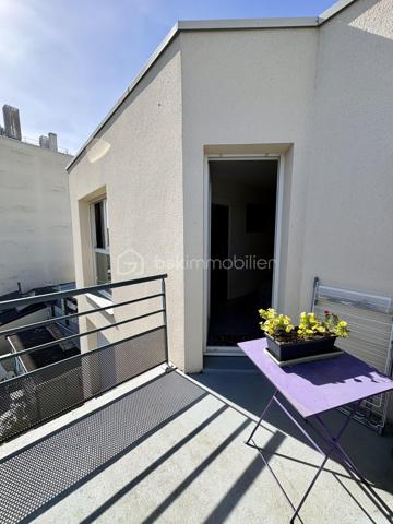 🏠 LE MANS – QUARTIER GENESLAY | APPARTEMENT T2 DE 49 M² – RÉSIDENCE RÉCENTE

📍 Idéalement situé dans le quartier Geneslay au Mans, ce bel appartement de type T2 d'une superficie de 49 m² vous séduira par ses prestations soignées et son emplacement stratégique.

🛗 Un cadre de vie pratique et agréable
Au sein d'une résidence récente entretenue avec soin, cet appartement se situe au 3ème et dernier étage et bénéficie d'un ascenseur facilitant l'accès à toutes les étapes du quotidien. Sa localisation est un véritable atout : à deux pas des commerces de proximité 🛒 et directement desservi par la Chronoligne, il offre une excellente accessibilité sans dépendre systématiquement de la voiture.

✨ Des espaces fonctionnels, prêts à vivre
Ce T2 se distingue par son excellent état général : aucun travaux à prévoir ✅, vous pourrez emménager en toute sérénité. Le salon-séjour, lumineux 🌞, offre un cadre de vie chaleureux et agréable au quotidien. La chambre dispose d'un grand placard intégré 🚪, offrant un rangement optimal et préservant l'espace de vie.

☀️ Un extérieur agréable
Profitez d'un balcon sans vis-à-vis, parfait pour prendre l'air en toute tranquillité et savourer vos moments de détente en toute intimité.

🔑 Des annexes précieuses
Le bien est complété par une cave 📦, idéale pour vos rangements supplémentaires, ainsi qu'une place de parking 🚗, un atout non négligeable en centre urbain.

🎯 Idéal pour :
✔️ Un investissement locatif dans un secteur dynamique et recherché
✔️ Une résidence principale pour un jeune actif ou un couple
✔️ Idéal primo-accédant, pour se lancer dans un projet immobilier en toute confiance

📞 Ne manquez pas cette opportunité dans un quartier en plein essor. Contactez-nous dès aujourd'hui pour organiser une visite !