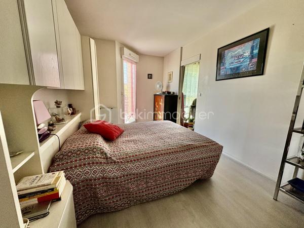 🏠 LE MANS – QUARTIER GENESLAY | APPARTEMENT T2 DE 49 M² – RÉSIDENCE RÉCENTE

📍 Idéalement situé dans le quartier Geneslay au Mans, ce bel appartement de type T2 d'une superficie de 49 m² vous séduira par ses prestations soignées et son emplacement stratégique.

🛗 Un cadre de vie pratique et agréable
Au sein d'une résidence récente entretenue avec soin, cet appartement se situe au 3ème et dernier étage et bénéficie d'un ascenseur facilitant l'accès à toutes les étapes du quotidien. Sa localisation est un véritable atout : à deux pas des commerces de proximité 🛒 et directement desservi par la Chronoligne, il offre une excellente accessibilité sans dépendre systématiquement de la voiture.

✨ Des espaces fonctionnels, prêts à vivre
Ce T2 se distingue par son excellent état général : aucun travaux à prévoir ✅, vous pourrez emménager en toute sérénité. Le salon-séjour, lumineux 🌞, offre un cadre de vie chaleureux et agréable au quotidien. La chambre dispose d'un grand placard intégré 🚪, offrant un rangement optimal et préservant l'espace de vie.

☀️ Un extérieur agréable
Profitez d'un balcon sans vis-à-vis, parfait pour prendre l'air en toute tranquillité et savourer vos moments de détente en toute intimité.

🔑 Des annexes précieuses
Le bien est complété par une cave 📦, idéale pour vos rangements supplémentaires, ainsi qu'une place de parking 🚗, un atout non négligeable en centre urbain.

🎯 Idéal pour :
✔️ Un investissement locatif dans un secteur dynamique et recherché
✔️ Une résidence principale pour un jeune actif ou un couple
✔️ Idéal primo-accédant, pour se lancer dans un projet immobilier en toute confiance

📞 Ne manquez pas cette opportunité dans un quartier en plein essor. Contactez-nous dès aujourd'hui pour organiser une visite !