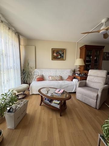 🏠 LE MANS – QUARTIER GENESLAY | APPARTEMENT T2 DE 49 M² – RÉSIDENCE RÉCENTE

📍 Idéalement situé dans le quartier Geneslay au Mans, ce bel appartement de type T2 d'une superficie de 49 m² vous séduira par ses prestations soignées et son emplacement stratégique.

🛗 Un cadre de vie pratique et agréable
Au sein d'une résidence récente entretenue avec soin, cet appartement se situe au 3ème et dernier étage et bénéficie d'un ascenseur facilitant l'accès à toutes les étapes du quotidien. Sa localisation est un véritable atout : à deux pas des commerces de proximité 🛒 et directement desservi par la Chronoligne, il offre une excellente accessibilité sans dépendre systématiquement de la voiture.

✨ Des espaces fonctionnels, prêts à vivre
Ce T2 se distingue par son excellent état général : aucun travaux à prévoir ✅, vous pourrez emménager en toute sérénité. Le salon-séjour, lumineux 🌞, offre un cadre de vie chaleureux et agréable au quotidien. La chambre dispose d'un grand placard intégré 🚪, offrant un rangement optimal et préservant l'espace de vie.

☀️ Un extérieur agréable
Profitez d'un balcon sans vis-à-vis, parfait pour prendre l'air en toute tranquillité et savourer vos moments de détente en toute intimité.

🔑 Des annexes précieuses
Le bien est complété par une cave 📦, idéale pour vos rangements supplémentaires, ainsi qu'une place de parking 🚗, un atout non négligeable en centre urbain.

🎯 Idéal pour :
✔️ Un investissement locatif dans un secteur dynamique et recherché
✔️ Une résidence principale pour un jeune actif ou un couple
✔️ Idéal primo-accédant, pour se lancer dans un projet immobilier en toute confiance

📞 Ne manquez pas cette opportunité dans un quartier en plein essor. Contactez-nous dès aujourd'hui pour organiser une visite !