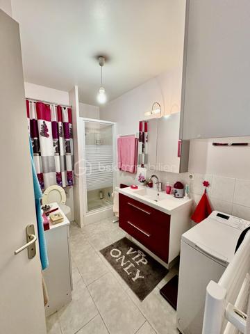 🏠 LE MANS – QUARTIER GENESLAY | APPARTEMENT T2 DE 49 M² – RÉSIDENCE RÉCENTE

📍 Idéalement situé dans le quartier Geneslay au Mans, ce bel appartement de type T2 d'une superficie de 49 m² vous séduira par ses prestations soignées et son emplacement stratégique.

🛗 Un cadre de vie pratique et agréable
Au sein d'une résidence récente entretenue avec soin, cet appartement se situe au 3ème et dernier étage et bénéficie d'un ascenseur facilitant l'accès à toutes les étapes du quotidien. Sa localisation est un véritable atout : à deux pas des commerces de proximité 🛒 et directement desservi par la Chronoligne, il offre une excellente accessibilité sans dépendre systématiquement de la voiture.

✨ Des espaces fonctionnels, prêts à vivre
Ce T2 se distingue par son excellent état général : aucun travaux à prévoir ✅, vous pourrez emménager en toute sérénité. Le salon-séjour, lumineux 🌞, offre un cadre de vie chaleureux et agréable au quotidien. La chambre dispose d'un grand placard intégré 🚪, offrant un rangement optimal et préservant l'espace de vie.

☀️ Un extérieur agréable
Profitez d'un balcon sans vis-à-vis, parfait pour prendre l'air en toute tranquillité et savourer vos moments de détente en toute intimité.

🔑 Des annexes précieuses
Le bien est complété par une cave 📦, idéale pour vos rangements supplémentaires, ainsi qu'une place de parking 🚗, un atout non négligeable en centre urbain.

🎯 Idéal pour :
✔️ Un investissement locatif dans un secteur dynamique et recherché
✔️ Une résidence principale pour un jeune actif ou un couple
✔️ Idéal primo-accédant, pour se lancer dans un projet immobilier en toute confiance

📞 Ne manquez pas cette opportunité dans un quartier en plein essor. Contactez-nous dès aujourd'hui pour organiser une visite !