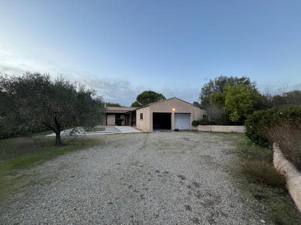 Lorgues (83510) Villa de plain pied lumineuse et bien isolée.