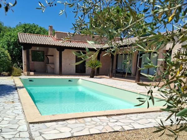 Lorgues (83510) Villa de plain pied lumineuse et bien isolée.