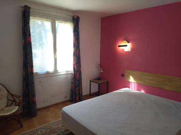 Lorgues (83510) Villa de plain pied lumineuse et bien isolée.