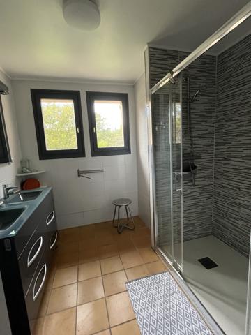 Lorgues (83510) Villa de plain pied lumineuse et bien isolée.