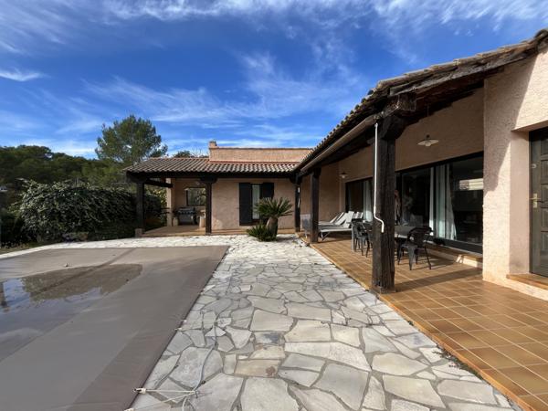 Lorgues (83510) Villa de plain pied lumineuse et bien isolée.