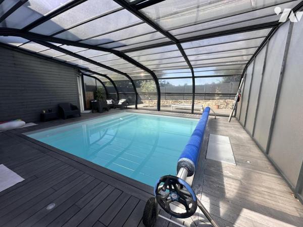 A VENDRE THEIX-NOYALO, Limite VANNES, au calme, maison 2002 avec piscine couverte 
