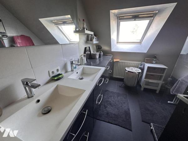 A VENDRE THEIX-NOYALO, Limite VANNES, au calme, maison 2002 avec piscine couverte 