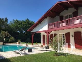 BIARRITZ, BELLE MAISON BASQUE AVEC PISCINE