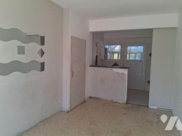 Proche de toutes commodités, maison comprenant:
- Au rez-de-chaussée : une entrée, un WC,  un ...