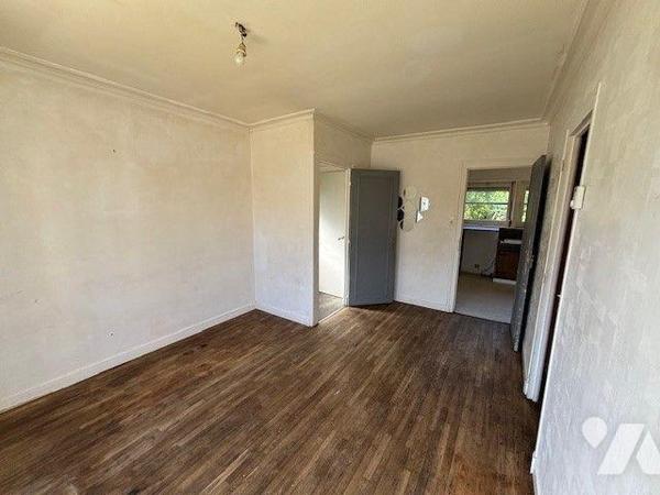 Proche de toutes commodités, maison comprenant:
- Au rez-de-chaussée : une entrée, un WC,  un ...