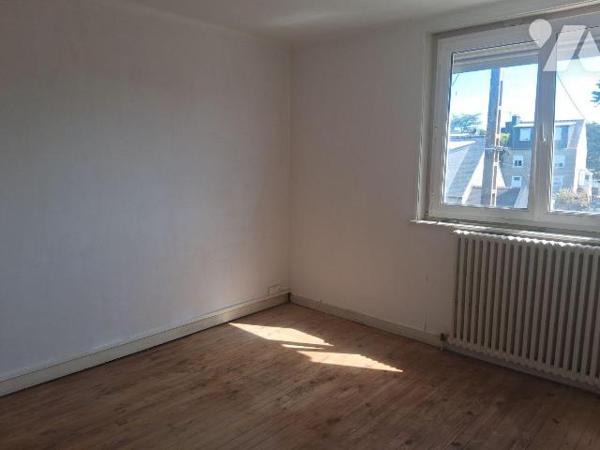 Proche de toutes commodités, maison comprenant:
- Au rez-de-chaussée : une entrée, un WC,  un ...