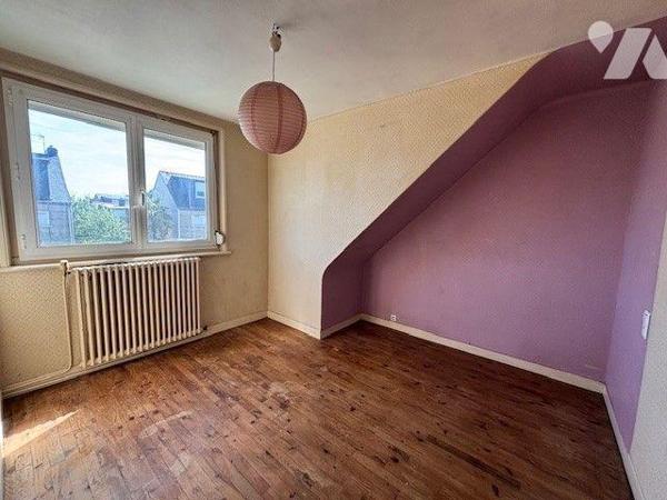 Proche de toutes commodités, maison comprenant:
- Au rez-de-chaussée : une entrée, un WC,  un ...